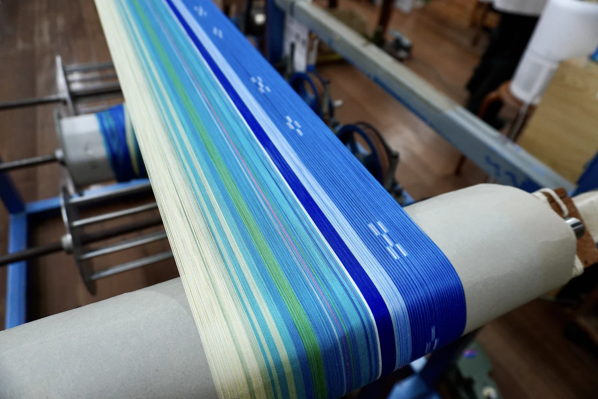 島の自然や風土を表現した色鮮やかな絣織物「八重山みんさー織」とは